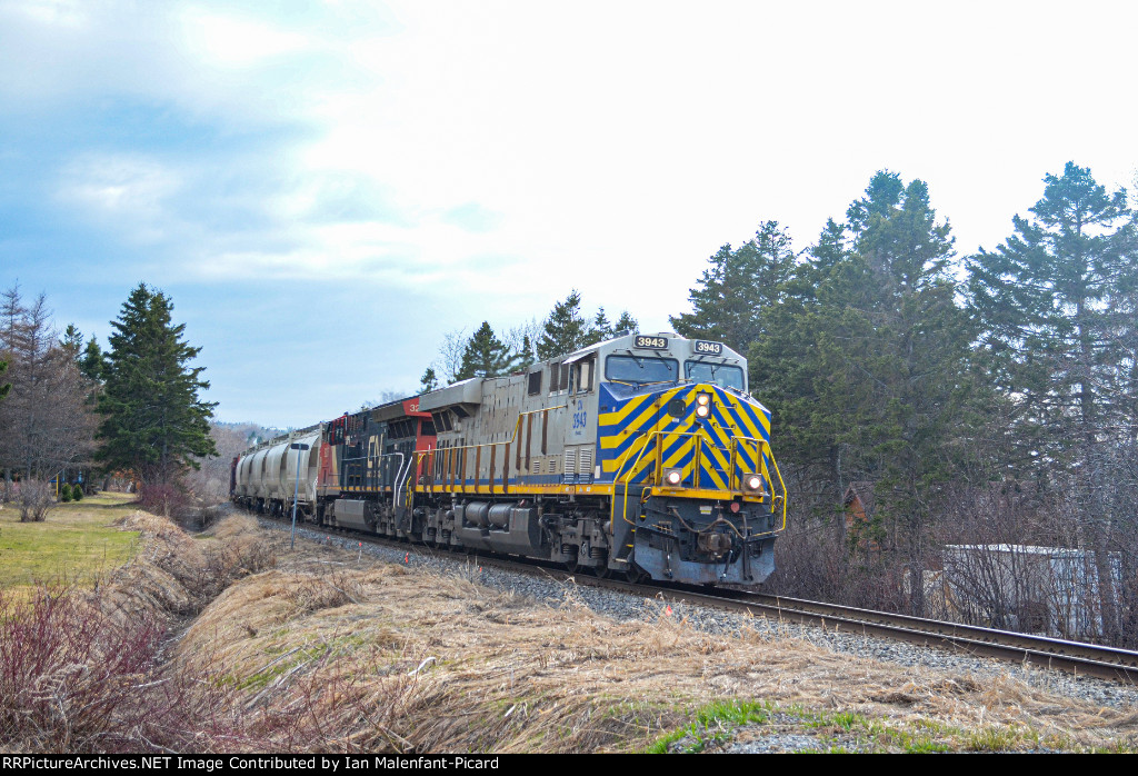 3943 leads CN 402 at Rue du Rocher Blanc